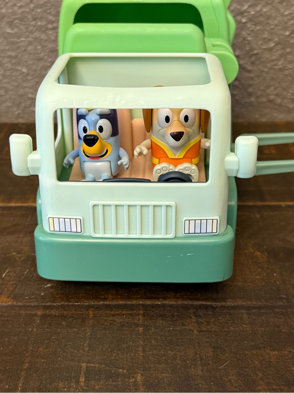 Bluey & The Bin Man Garbage Truck and accessories - Picture 7 of 15